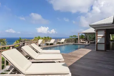 Image de Bibi- Bright & airy w/ colorful décor, incredible ocean vistas & nearby islands