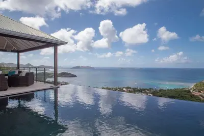 Gearon- Newly renovated, contemporary style, high in the hills above Lorient