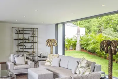 Image de Golden Palm- newly-built, 5-bedroom, luxury villa on hillside above Nikki Beach