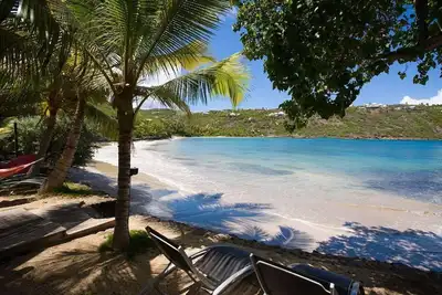 Image de Lo D'Amour- Beautiful, modern, charming beachfront cottage, magnificent bay view