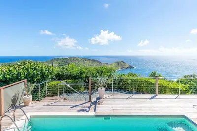 Magnifica- Spacious & modern, splendid ocean views, short drive to beach & shops