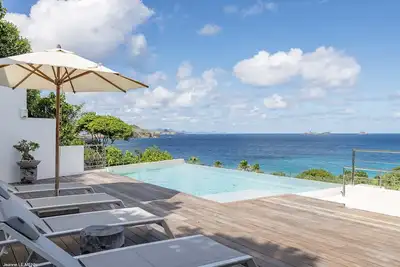 Matajagui- Elegant, contemporary, splendid views, only a short walk to the beach