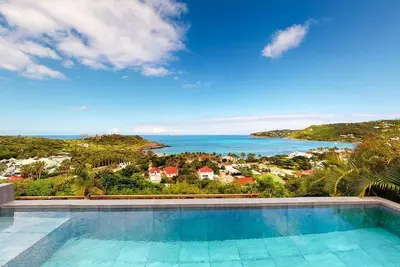 Image de Nita- Modern interior, exquisite views of the bay, minutes to beach & shops