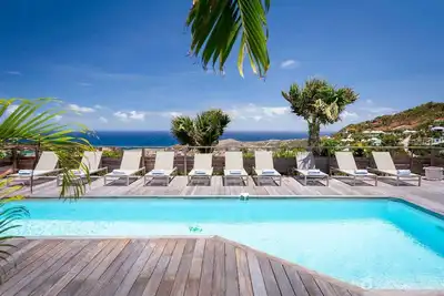 Image de Vina-Aurore - Spacious, contemporary, hillside property, garden & ocean views