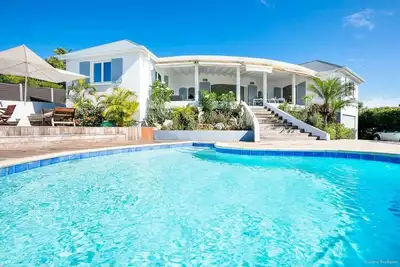 Taniko- Bright & spacious with ocean views, a short drive from the beach & shops