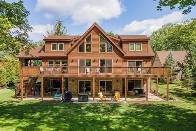 Image de Stylish Deep Creek Getaway w/ Dock & Hot Tub