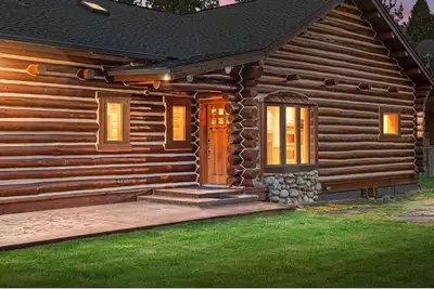 Image de Tucked up against the base of Bitterroot Mountains on the valley's west side.