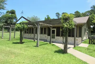 Image de Ranch home situated on 48 acres with a beautiful pond