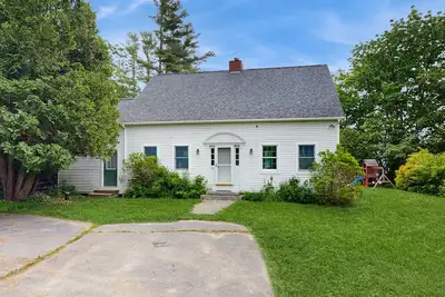 Image de Lakefront home with large yard, screened porch & amazing views