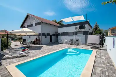 Image de Villa Damjan is located in a peaceful place near the sea.