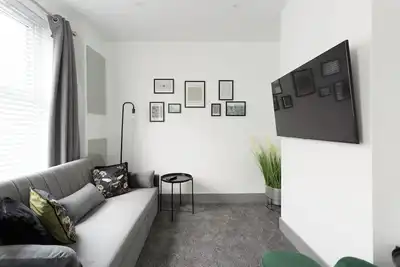 Refurbed for 2024: Southsea 2bd house with garden. Near sea/town/dockyard