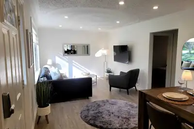 Image de Peaceful, relaxing 3-bedroom house with 2 cars indoor separate garage.