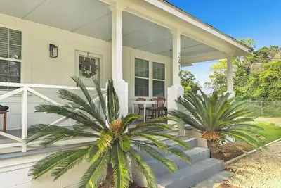 Image de Charming Charleston Home!