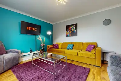 Image de Stylish 3 Bed Contractor Bungalow | WiFi | Parking