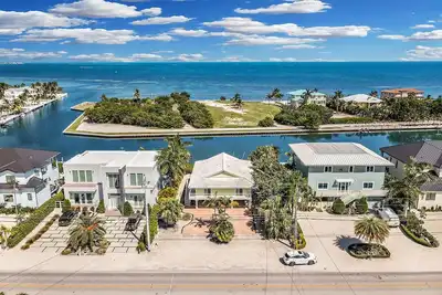 Image de 2/2 Pool Home on Sombrero Beach with screened porch-beautiful views