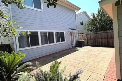 Image de Contemporary Getaway Home. Min away from Downtown, Nrg stadium and Med center. \n