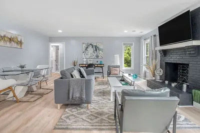 Image de Stylish Home Near Uptown, Unc, and More!