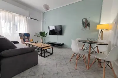 Poseidon - Stylish Apt. Steps Away from Acropolis\n