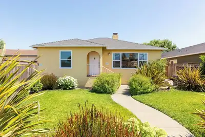 Image de Spacious Renovated Mid-Century Charmer - New