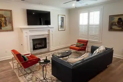 Image de For the win! The perfect game day stay! A well appointed, new construction home.