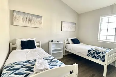 Image de 2br Condo 15Min Statefarm Stadium with Ac