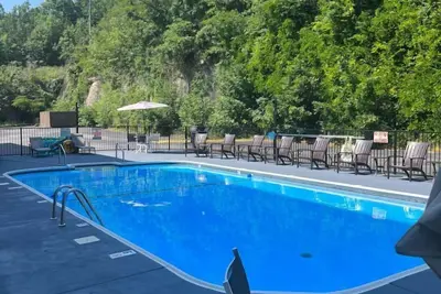 Image de Charming Oak Ridge Studio w Pool