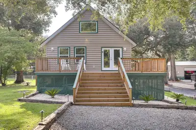 Image de Multi-Level Bonneau Cabin: Walk to Lake!