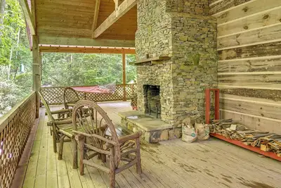 Image de Topton Cabin w/ Hot Tub - 6 Mi to Nantahala Lake!