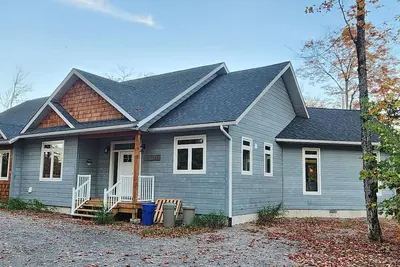 Image de Luxury Lake Cottage with a rustic vibe just 2. 5hrs away from Gta.