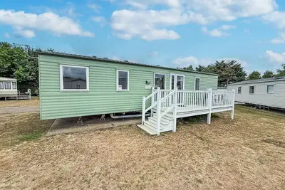 Image de Lovely 8 berth caravan with decking at Breydon Water Holiday Park ref 10035rp