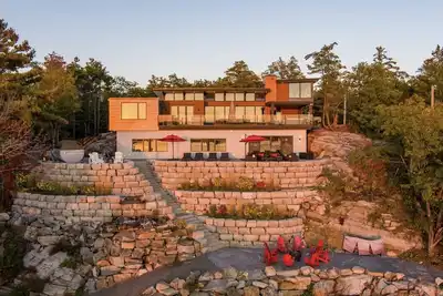 Image de Luxury Muskoka Waterfront Cottage | 5br | Sauna, Ev Charger, Sleeps 12