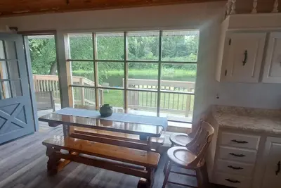 Image de Tranquil, cozy cottage just steps from the river with miles of boating fun!