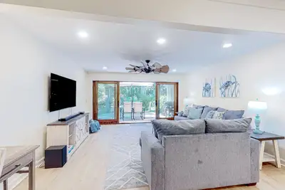 Image de Sailmaster Commons, Unit 16 | Sun-soaked villa with pool access and beach nearby