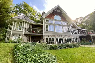 Image de Welcome to this 4, 200 sq. ft, 7 bedroom Cottage on Lake of Bays! Sleeps 16