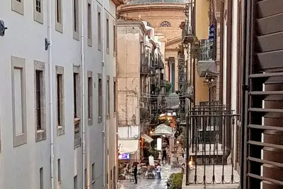 Image de Apartment in a central location, well served by public transport and parking.