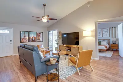 Image de Pool Access & Fenced Backyard: Modern Peoria Home!