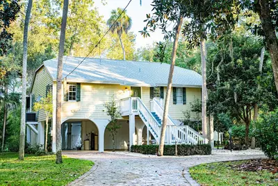 Image de Beautiful and Secluded Waterfront Home With 2 Docks on 2. 5 acres.