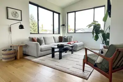 Image de Sunlit loft with fireplace and king bed