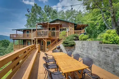 'Skyview Retreat' Cabin w/ Mountain Views!