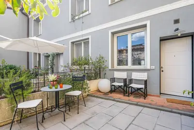 Image de Cozy and modern 65 sqmapartment, on two levels, able to accommodate up to 6 people, located on the ground floor of a building (a few steps to access). The property is located in a quiet area, about 500 meters from Piazza della Libertà, and well served b