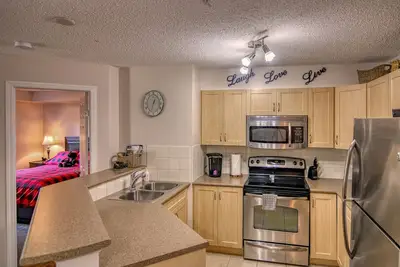 Image de Family Mountain Condo | 5 min walk to beach | Pool