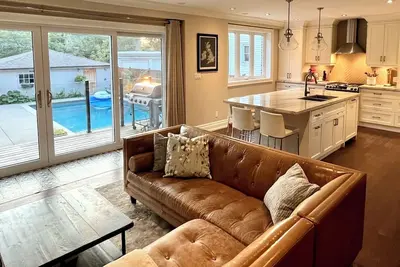 Image de Large Family Home in High Park with Resort-like Backyard with Pool / Sauna