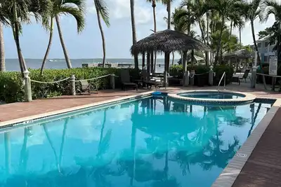 Image de Stunning beachfront condo next to restaurant & a short drive to famous RumPoint