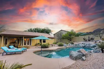 Im Star Struck! Private Pool, Fire Pit. Eclectic Style.