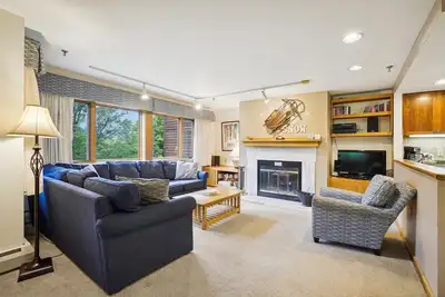 Image de Enjoy our spacious 3 bed/3 bath Highridge Condo B1, outdoor hot tub