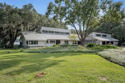 Exquisite Huge Lakehouse 3 miles from Fsu and downtown. Sleeps 16+