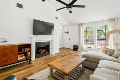 Image de Office, Patio, Yard, Pet Friendly, Playground