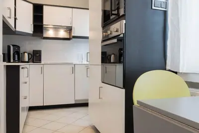 Image de Nakalua 11 Appartamento This apartment has a tile/marble floor, microwave and soundproofing.