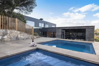 Image de Ocean Beach Retreat – Contemporary Rye Accommodation