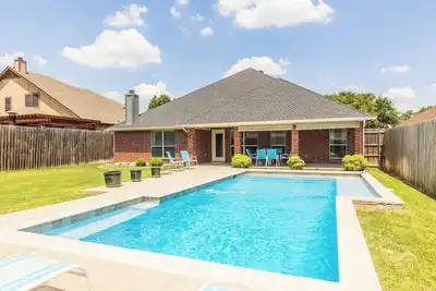 Image de Spacious Home. Pool. Hot Tub. Grill. Pool Table. 4 Bed. 2 Bath.